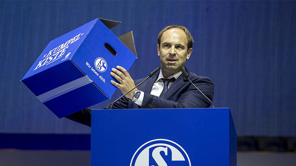 Schalke-Vorstandsmitglied Alexander Jobst präsentiert die "Kumpelkiste"