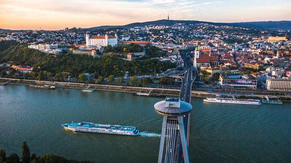 Im Ufo speist man mit Donaublick