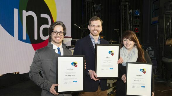 Die Sieger des 9. INA (v.l.n.r.): Philipp Dörfler, marbet (2. Platz, Silber), Niels Borgel, Karlshochschule (1. Platz, Gold), Yvonne Wilmes, Lieblingsagentur (3. Platz, Bronze).