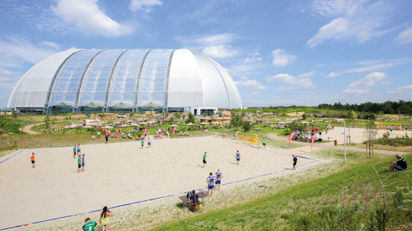 Außenbereich mit Beachsoccer- und Beachvolleyballfeldern