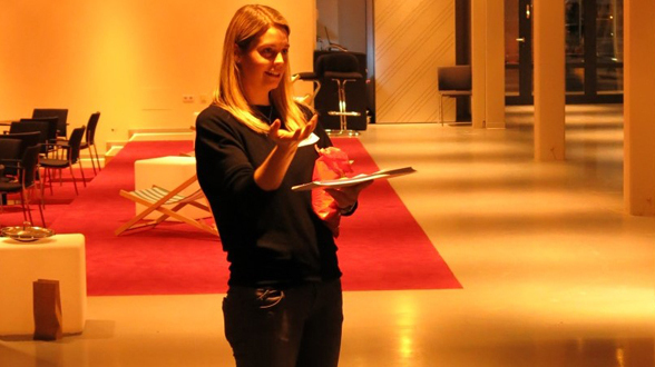 Catherina Hug (Cohosting-Team) moderiert den Programmpunkt "Speed-Dating" zum Kennenlernen am ersten Abend