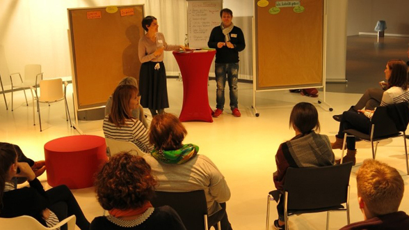 Tina Gadow (Kuratorin) und Alex Heger (Cohosting-Team) moderieren den Programmpunkt "Kollegiale Fallberatung" an