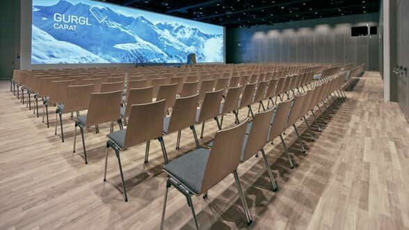 Der Saal Schalfkogel mit 100 m2 Leinwand